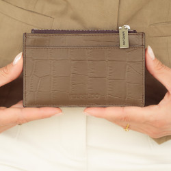 Kortetui 209g 01 croco mørkebrun lifestyle