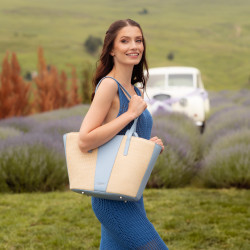 Dame strandtaske 044g 01 blue sky+rafia lifestyle