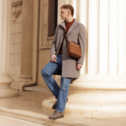 Herretaske til skulder 304g 01 cognac brown lifestyle