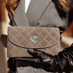 Dame skuldertaske 048g 01 ruskind sandsten lifestyle